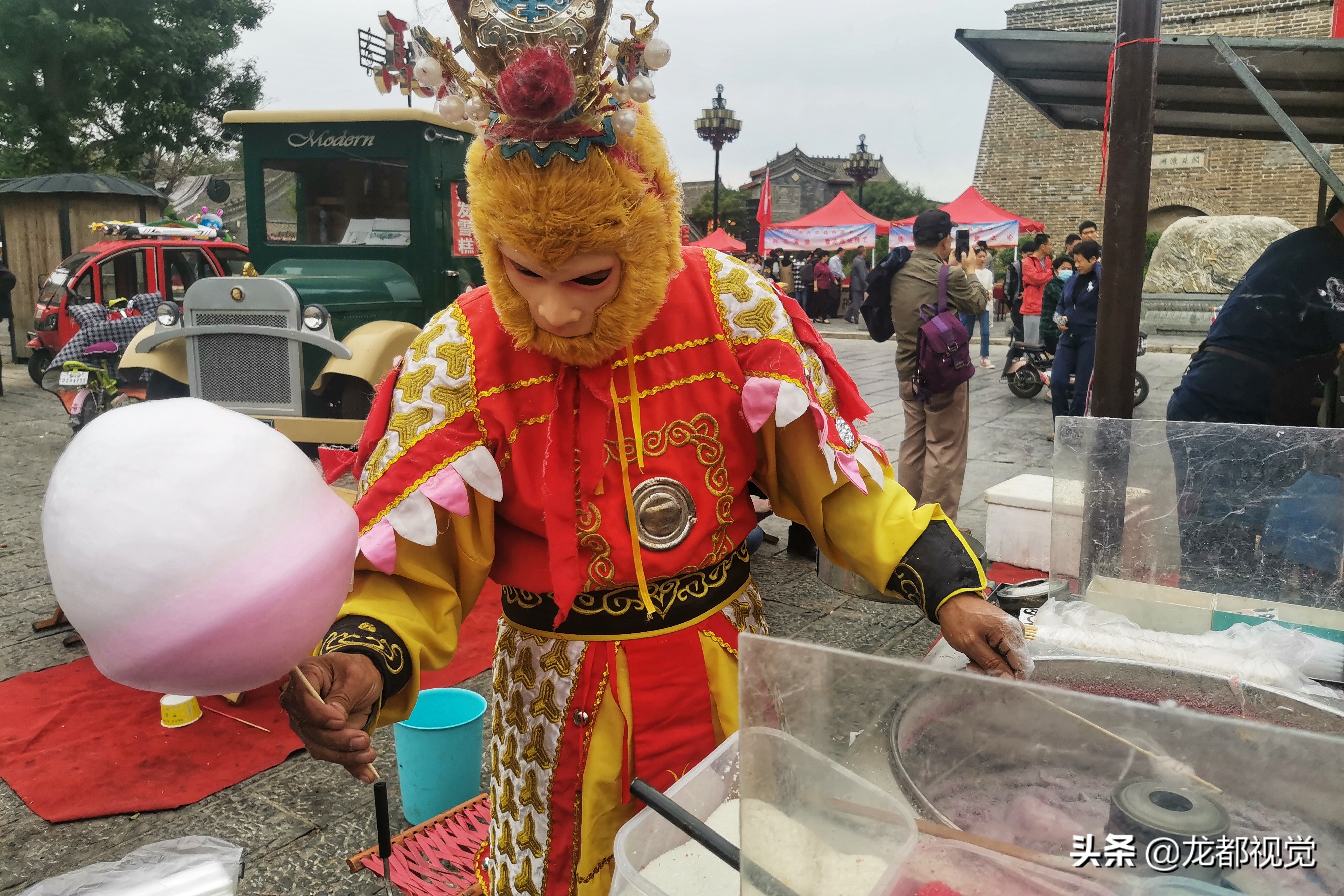 19岁摆摊小哥卖棉花糖,男子卖棉花糖