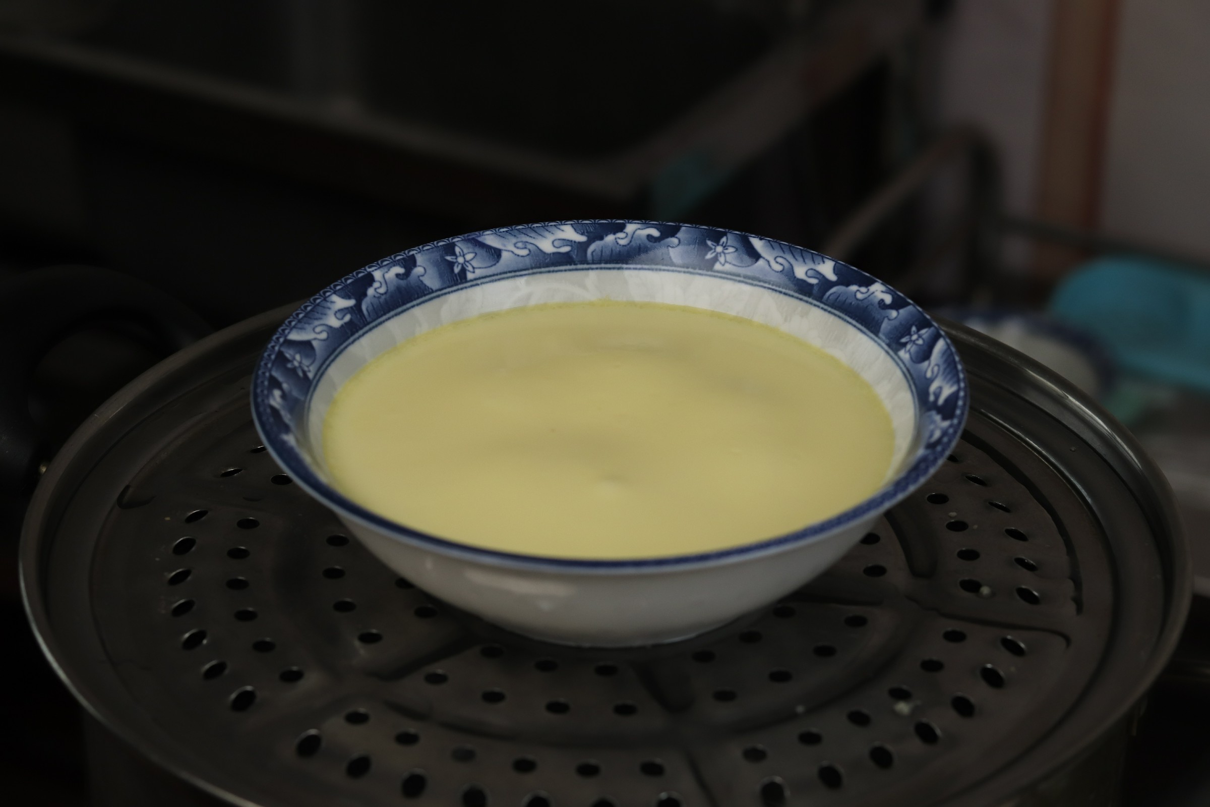 蒸鸡蛋羹不用去浮沫的做法,蒸鸡蛋羹水和蛋技巧