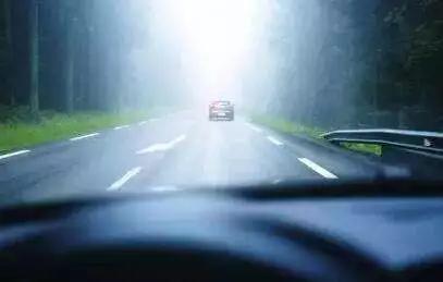 刺眼强光保证驾车安全,夏天开车阳光刺眼怎么解决