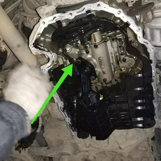 大众迈腾发动机漏油维修费用,迈腾发动机漏油处理方法