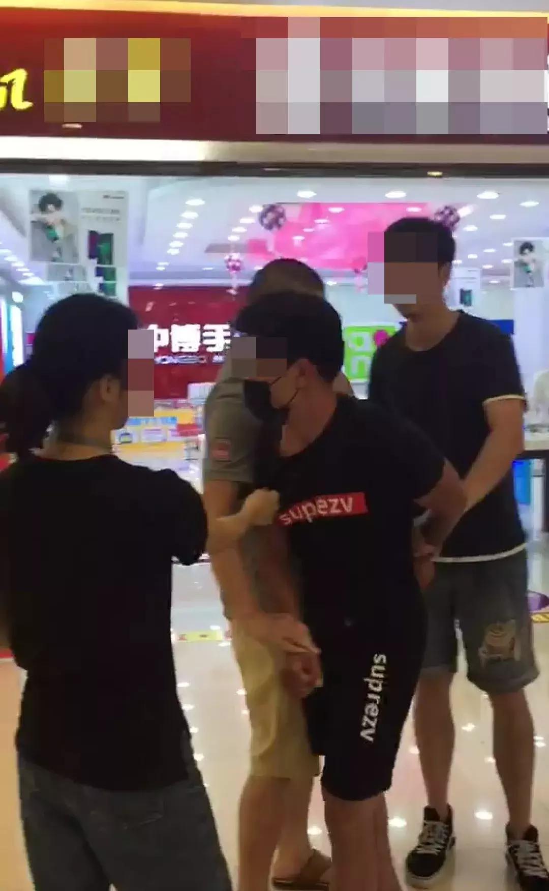 男子偷进女厕被发现逃跑后续,男子藏女厕所偷被抓