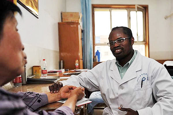 黑人小伙苦学成中医博士,扎根中国乡村20余载,培养超5000名村医