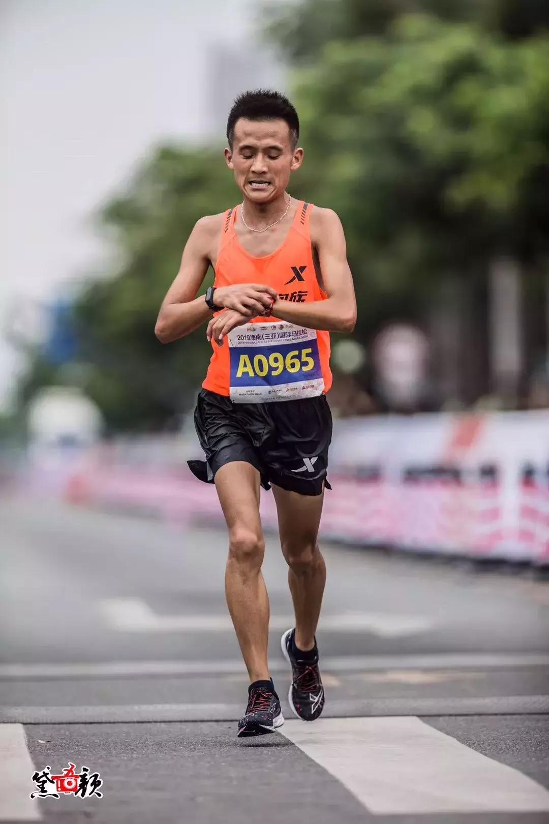 0.01秒绝杀黑人，3周夺4冠拿4万奖金，这个大学生太厉害