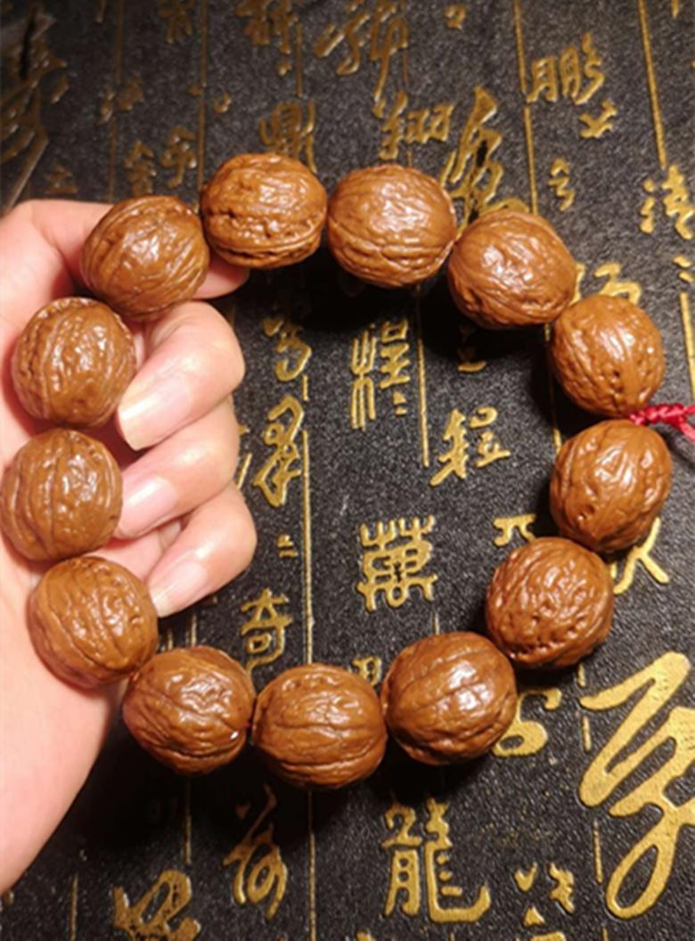 小核桃手串怎样盘,小核桃手串怎么盘出牛筋红