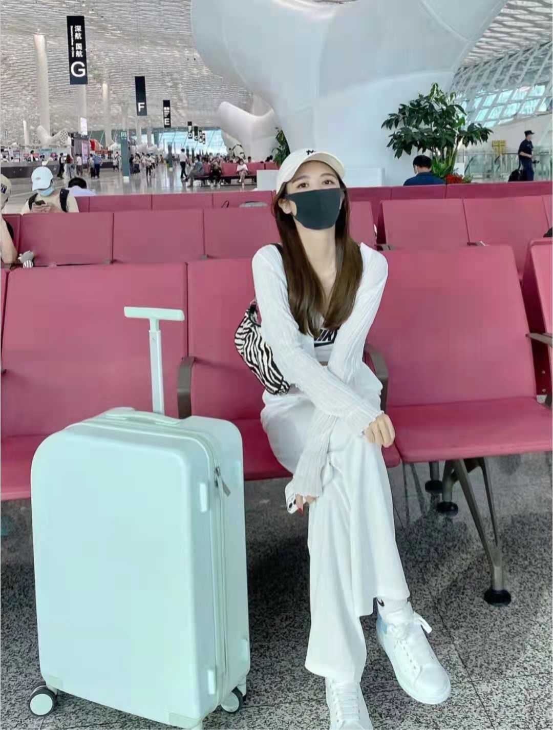 50岁白裤子搭什么上衣好看,米白宽腿裤子配什么上衣好看