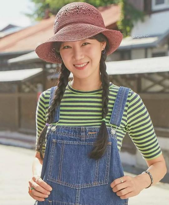 孔孝真《山茶花开时》穿搭盘点，背带裤叠穿好时髦