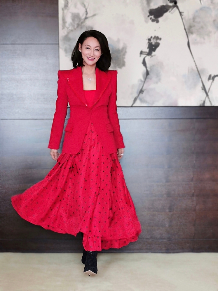 60岁惠英红大片妆发风情魅力,60岁惠英红街头拍戏