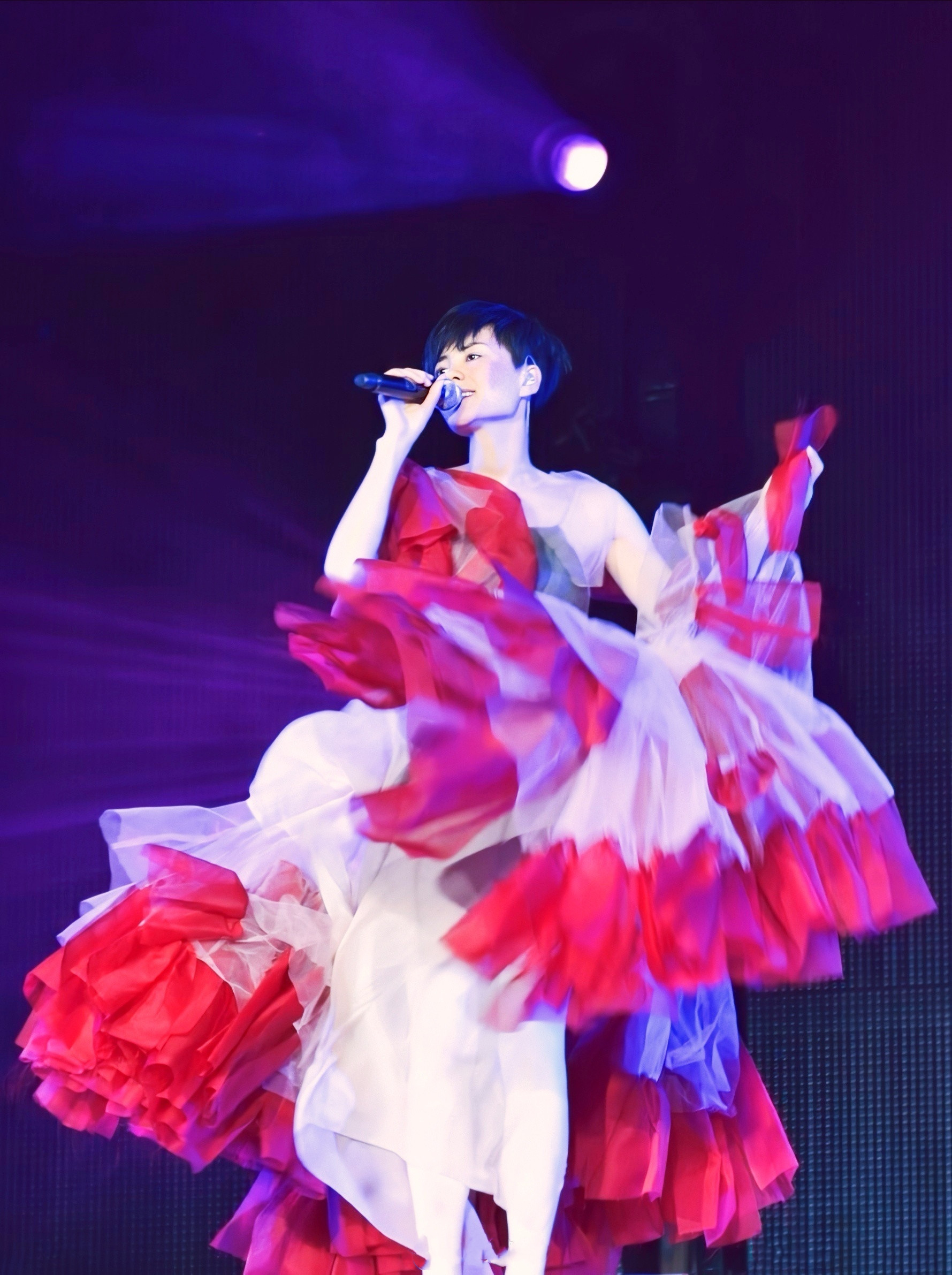 王菲的穿搭一直充满成熟的气息,王菲当年的穿搭真是越品越时髦