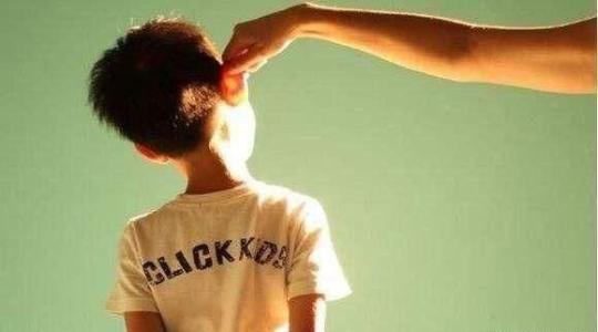 小孩在幼儿园偷拿东西怎么教育,孩子在幼儿园里偷东西了怎么办