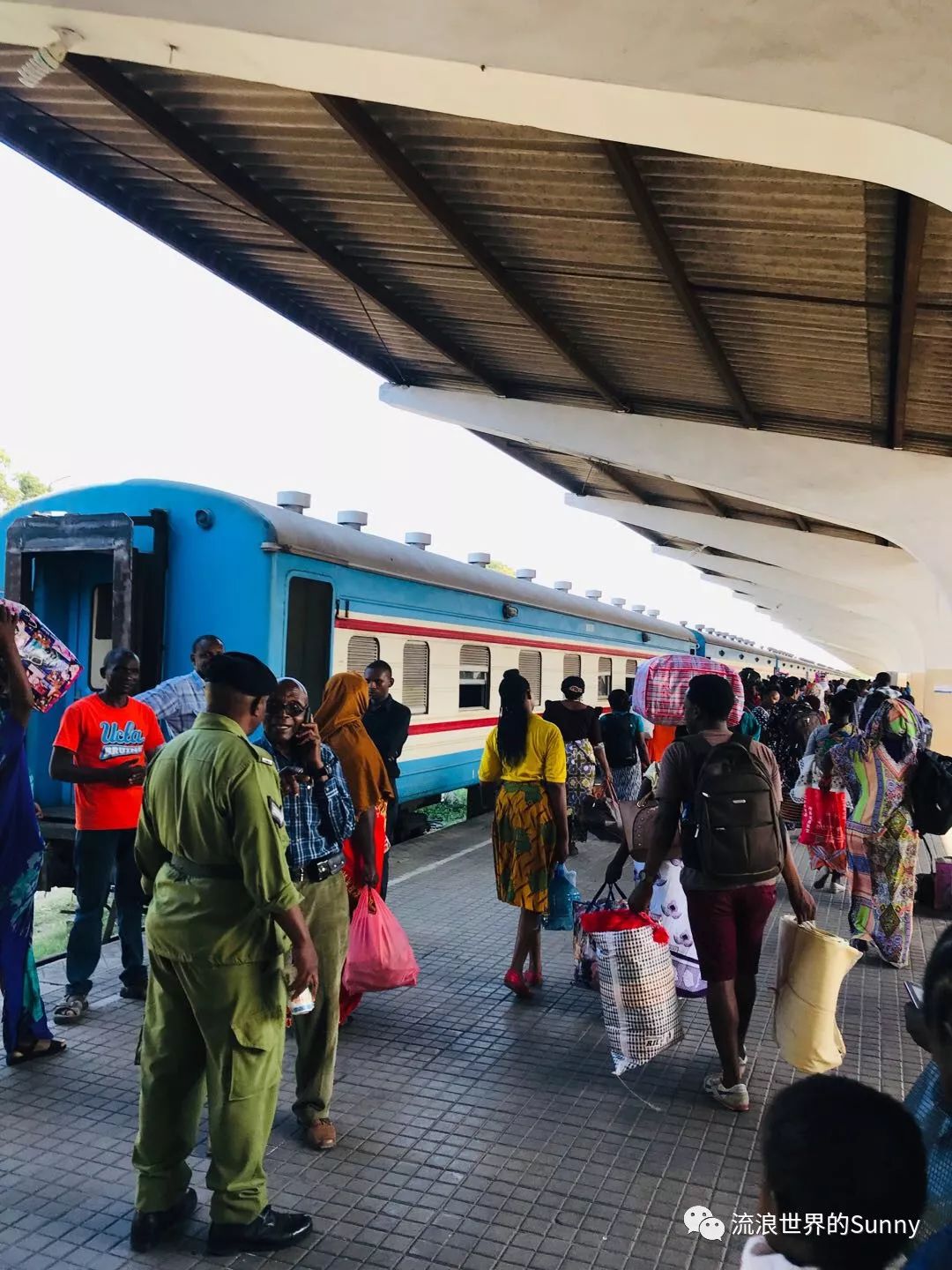 流浪非洲，乘坐中国援建火车去赞比亚，满满的亲切