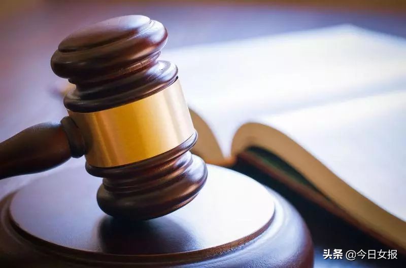 这家淘宝网店声称只售真翡翠且有证书，如假赔十，网友买后鉴定为假，店主却只同意退款，拒绝赔偿