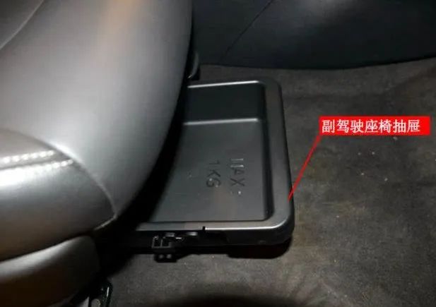 汽车专用雨伞,汽车内哪里适合放雨伞