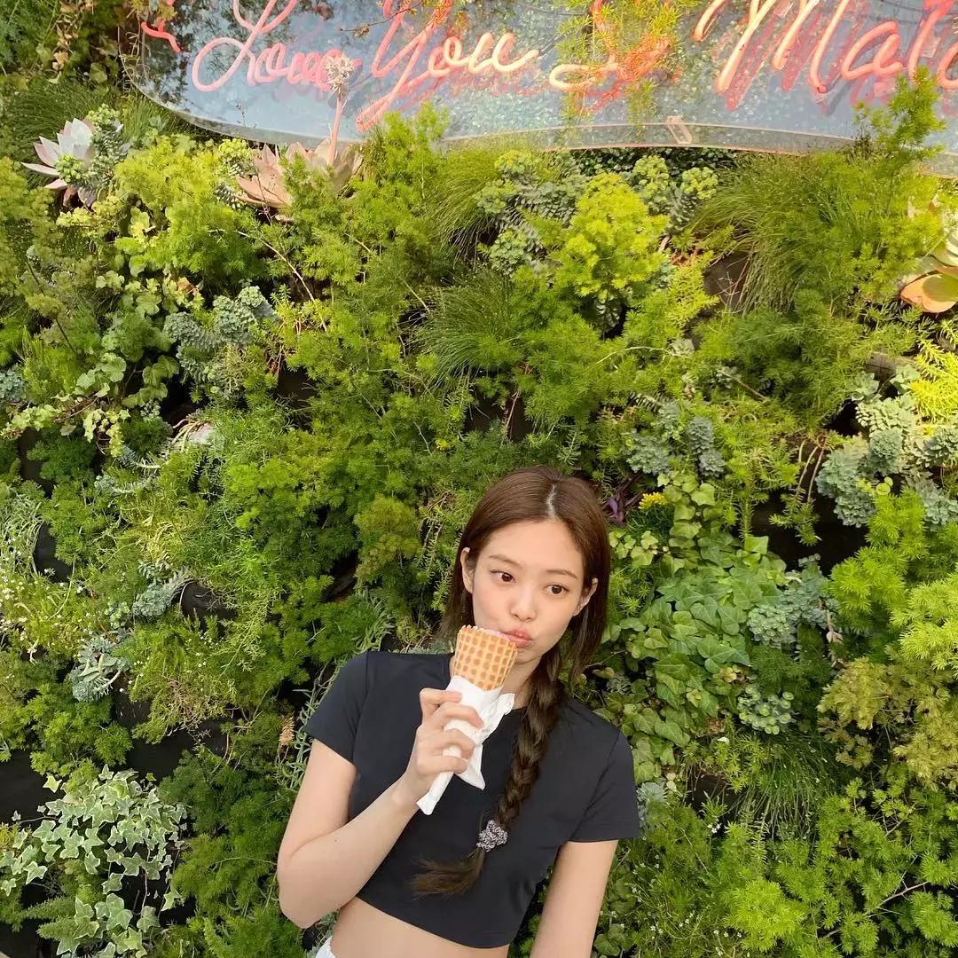 天气回暖怎么穿?裙子+运动鞋是时尚人群中热度最高的搭配法则