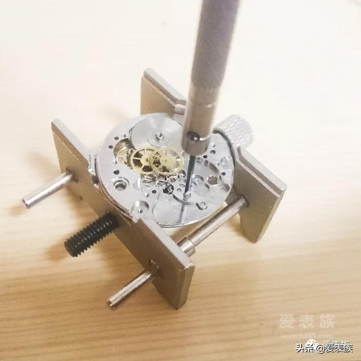 「大保健」男人的机械情怀——保养一支钉摆蓝游丝的手卷梅花
