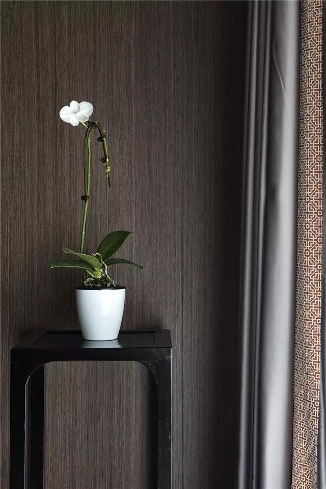 128㎡新中式装修，客厅搭配黑色皮沙发，既时尚又上档次