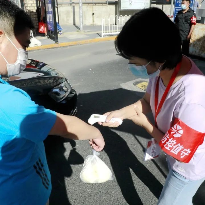 他们坚守在疫情防控一线,防控疫情他们在风雪中坚守