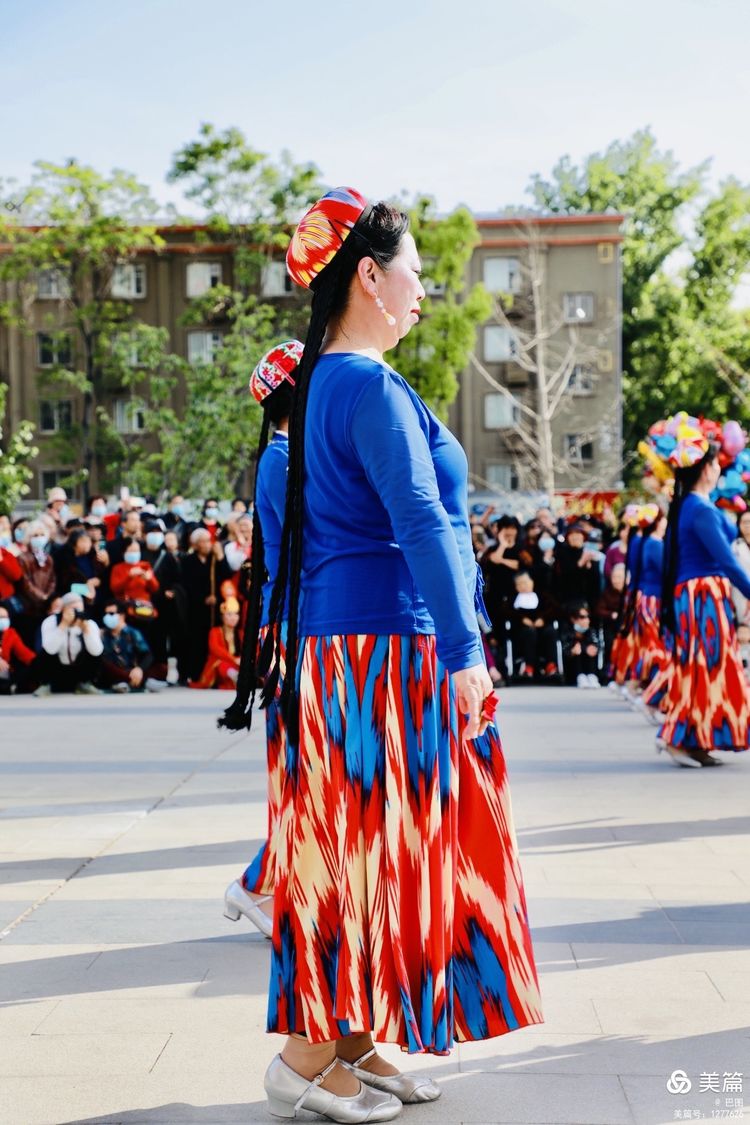 洛阳牡丹广场：*疆新**舞大联欢