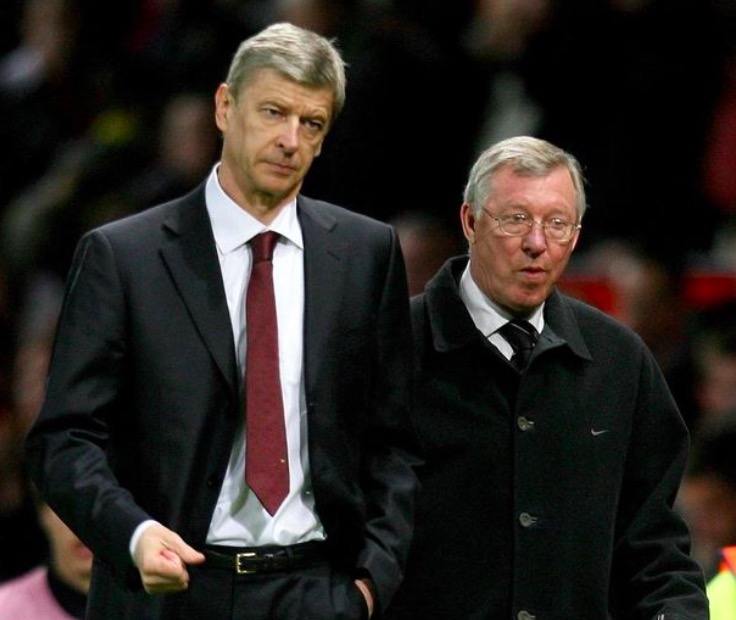 站在观众席上的足球教练温格,温格被罚到曼联看台观众视角