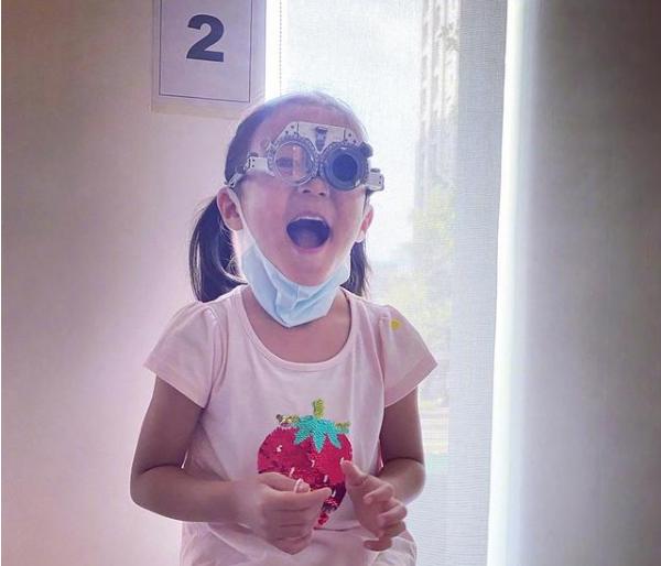 贾静雯心痛发文,5岁女儿被查出先天性弱视,她的忠告值得一看