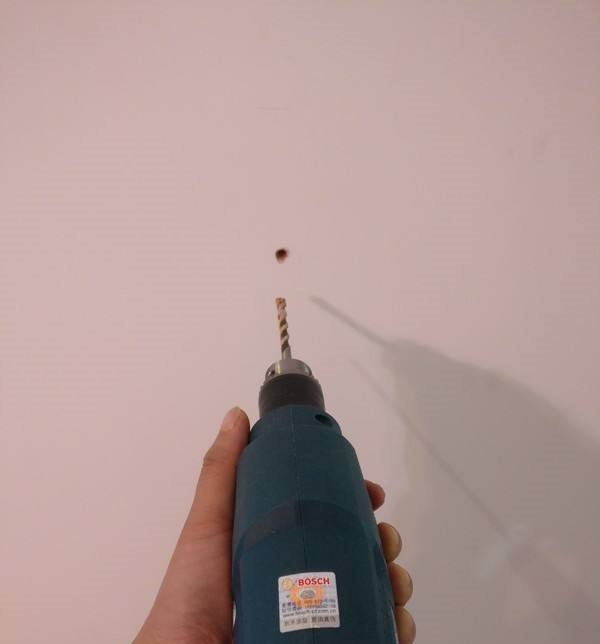 瓷砖钻孔怎么打才不会裂,瓷砖钻孔爆裂怎么办