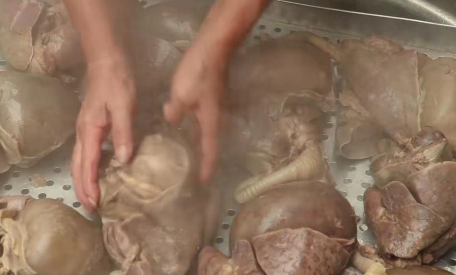 24岁小伙通宵卖羊肉串月入4万,山东大爷煮羊杂50年一天只卖300