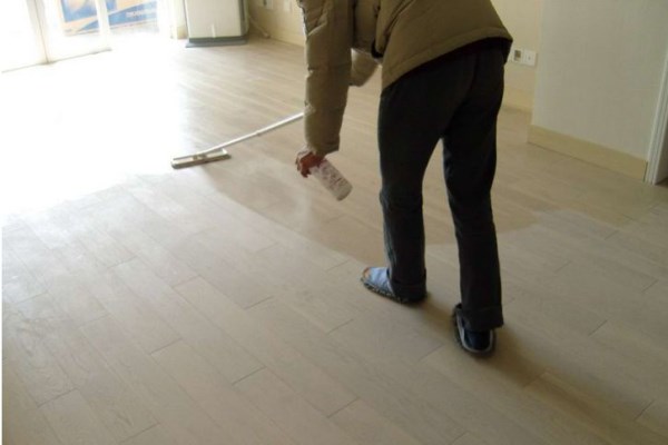 复合木地板用精油好还是地板蜡好,木地板保养蜡和精油有什么区别