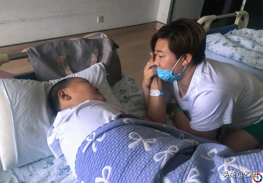 男孩手臂意外被断,男孩意外断臂急需救治