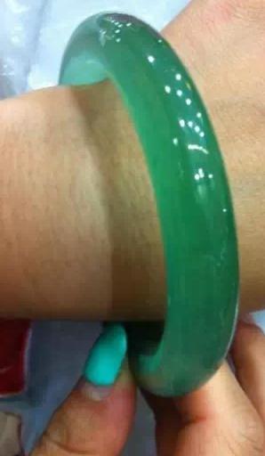 翡翠手镯基本知识大全,翡翠手镯的鉴赏方法和技巧