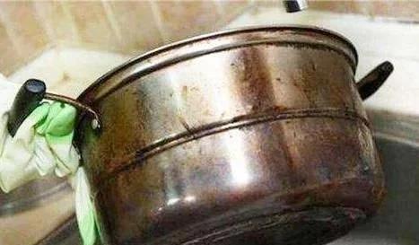 锅底烧焦烧糊不好清理？教你10种小妙招，不管啥锅总有一种能解决