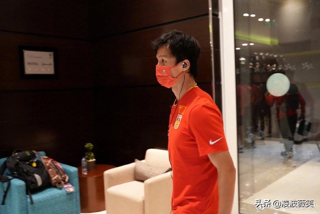 国足抵达泰国后获大量球迷接机,国足赴阿联酋沙迦