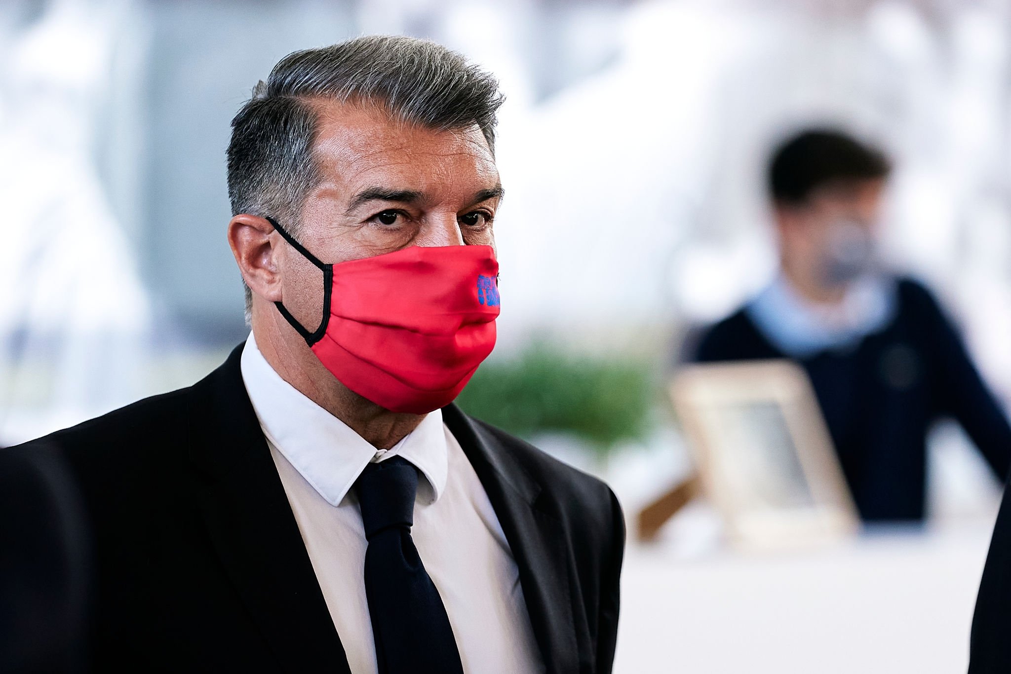 巴萨为何执意跟登贝莱续约,巴萨可以放弃登贝莱吗