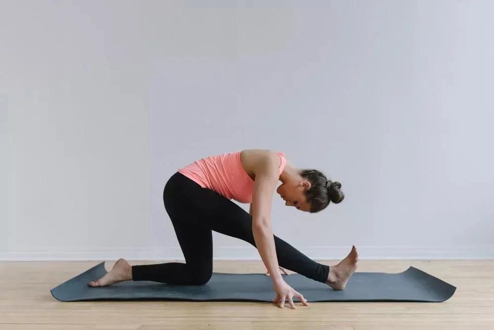 劈叉的胯如何矫正,劈叉骨盆摆不正是什么原因