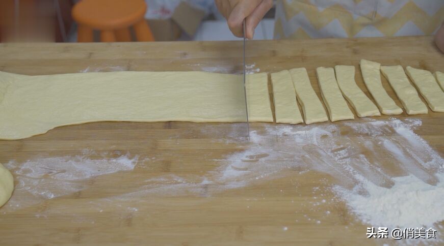 1碗面粉2个鸡蛋教你怎么做小油条,油条面粉怎么做又蓬松又脆又好吃