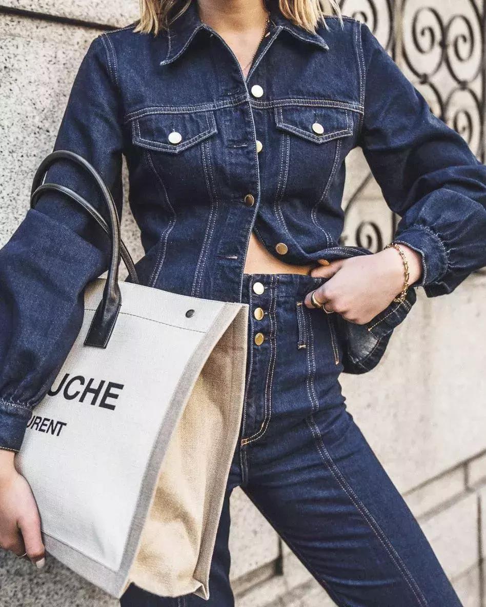 还在执迷于小包？王菲、杨幂早就背上了实用能装的...购物袋？