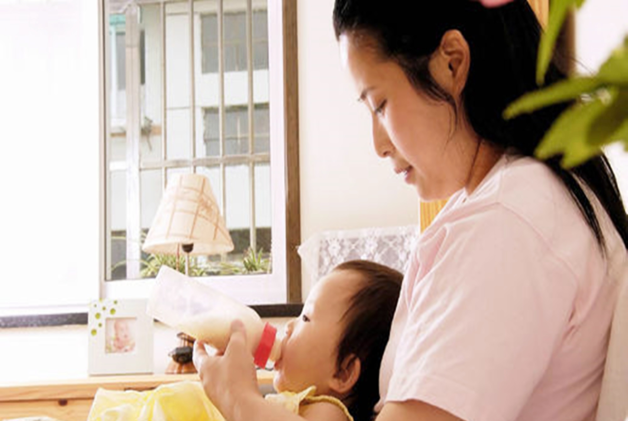 新生儿吐奶怎么办拍背,新生儿爱吐奶拍了嗝还吐怎么办