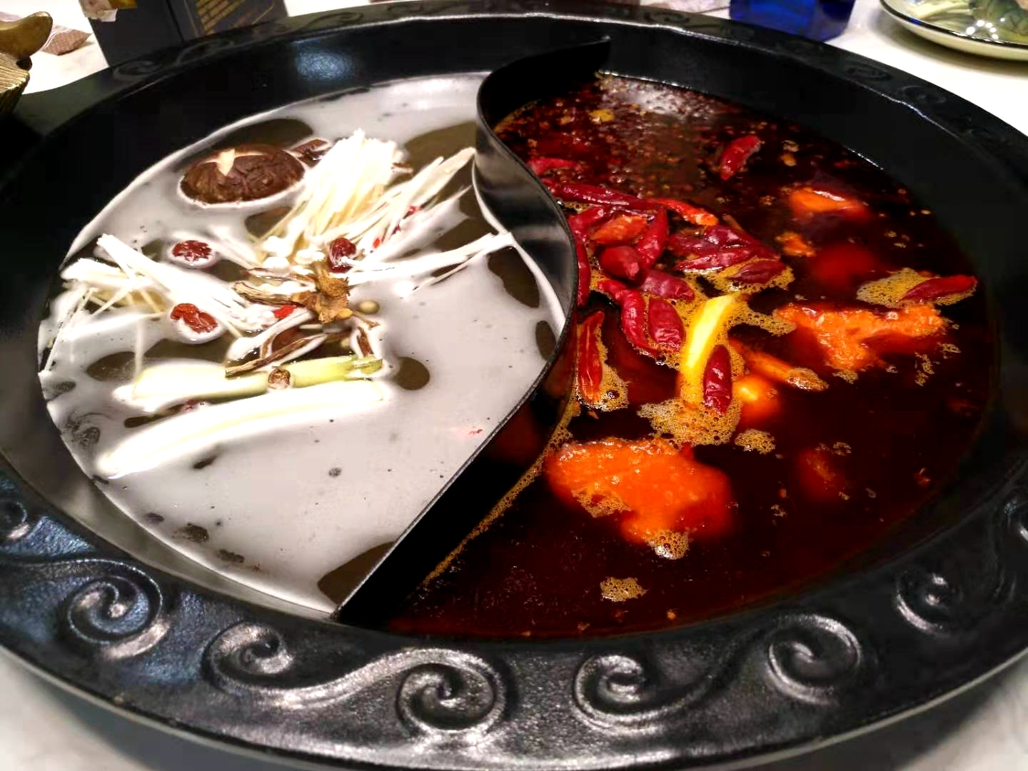 这家火锅店的锅上有俩老龙头，人家说，摸摸老龙头吃喝都不愁