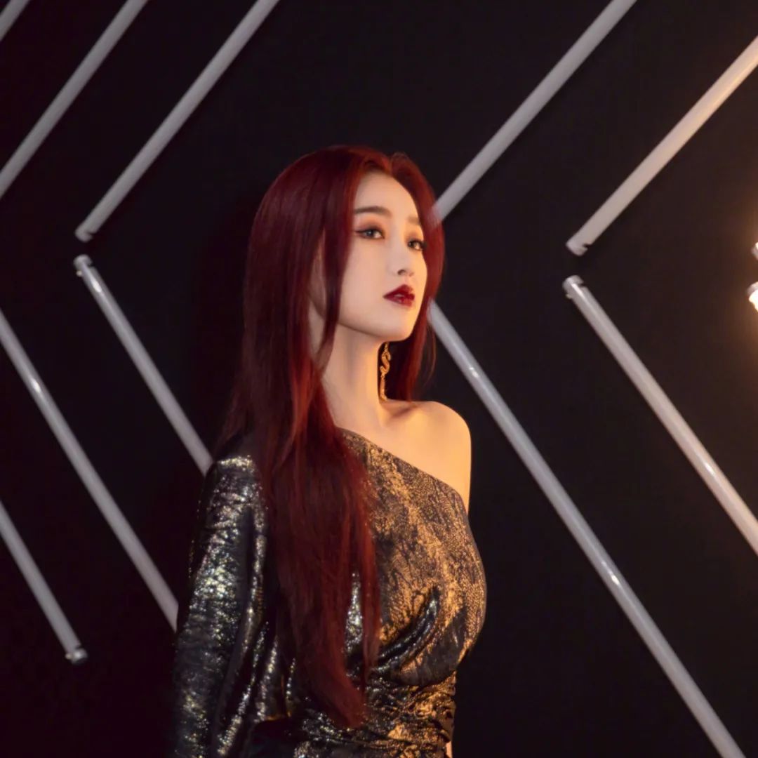 炸上热搜的她，说一句人间绝色不过分吧？