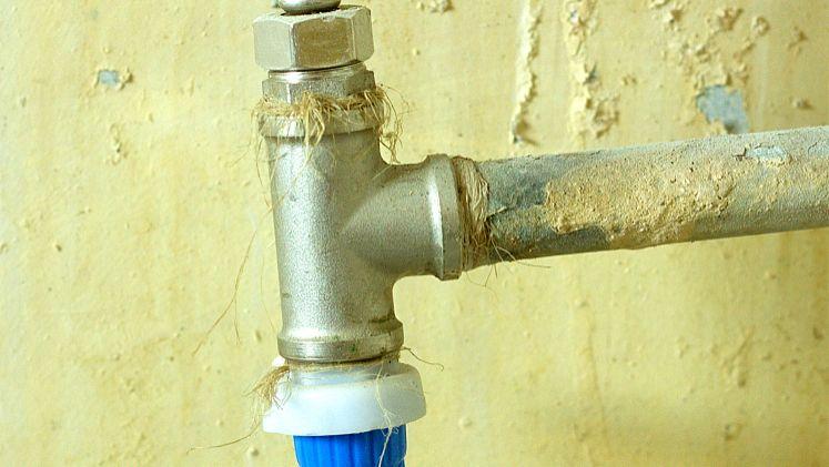 自来水管漏水快速修补方法视频,自来水漏水怎么查漏水点