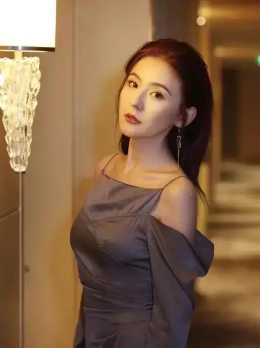 一键磨皮拯救无数卡粉的粉底液,磨皮滤镜粉底液