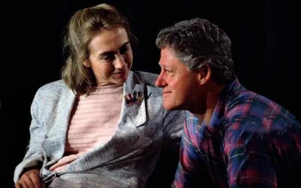 希拉里有多强势？坐在椅子上翘着二郎腿，教蹲在脚边的克林顿做事