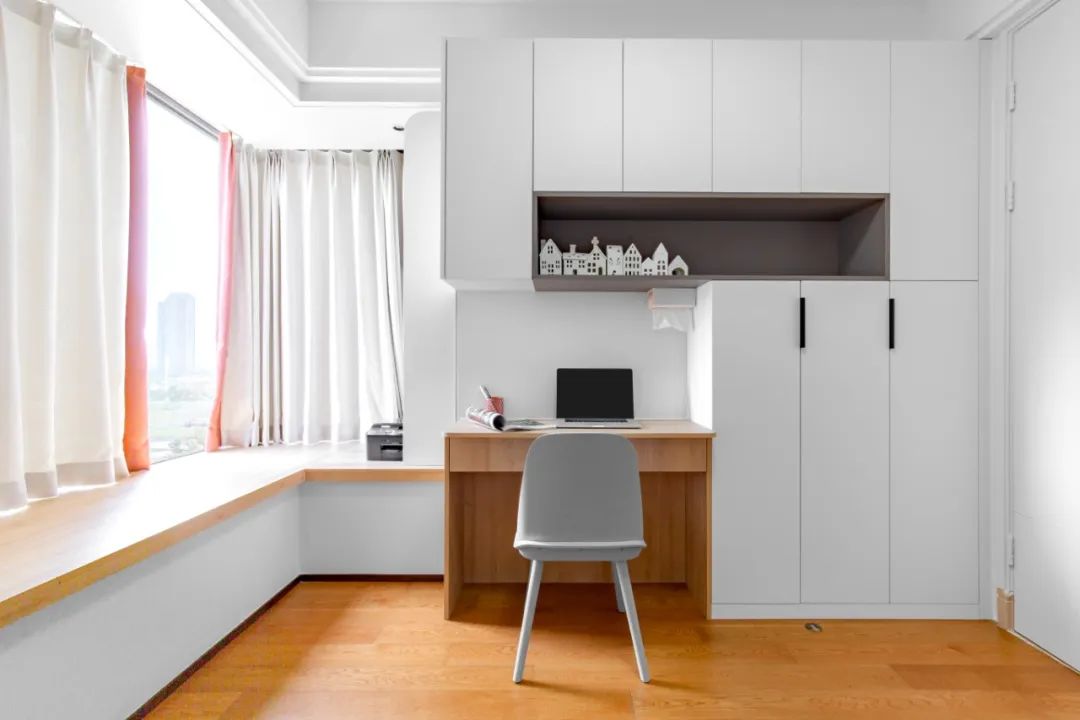 不顾后果砸掉飘窗,锤子砸下去瞬间,她们就后悔了