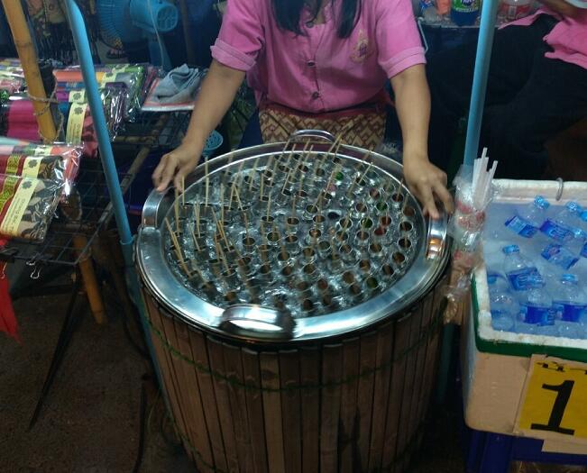 80后中年妇女做手工冰棍，不用发电只用手摇，小孩子看了走不动路