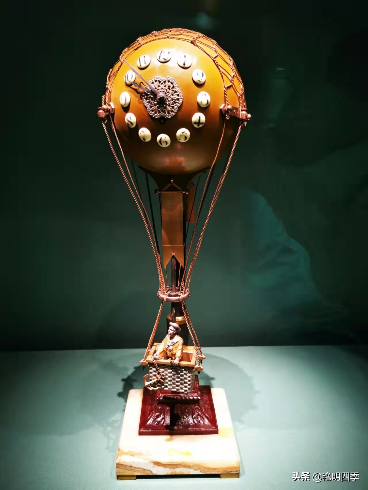 参观故宫的钟表图,展示一下故宫的各种钟表