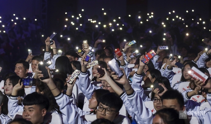 2018时光已走滨州日报90后小美摄影记者定格了您的最美