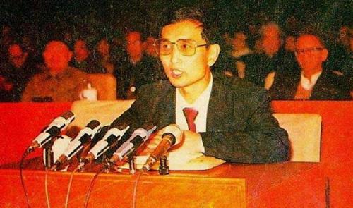 “艾滋病算个屁”、“徒手接原*弹子**”——中国神医神药简史