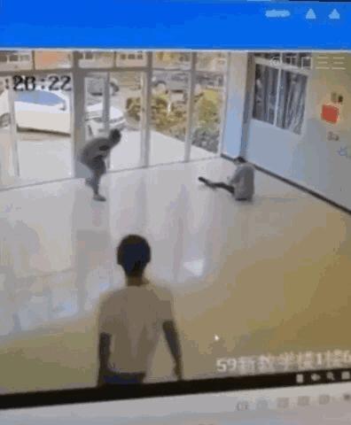 老虎：这是我准备养大吃的，你来凑什么热闹