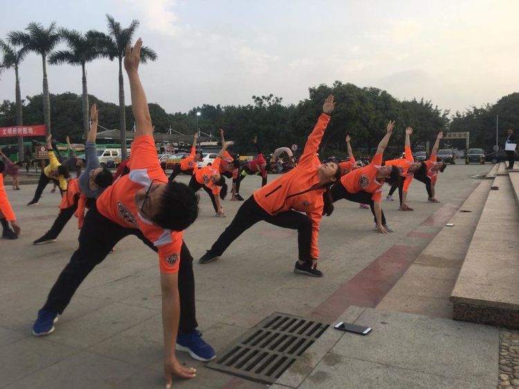 相逢是歌相聚是缘你我同行下句,相逢是缘相聚是情诗