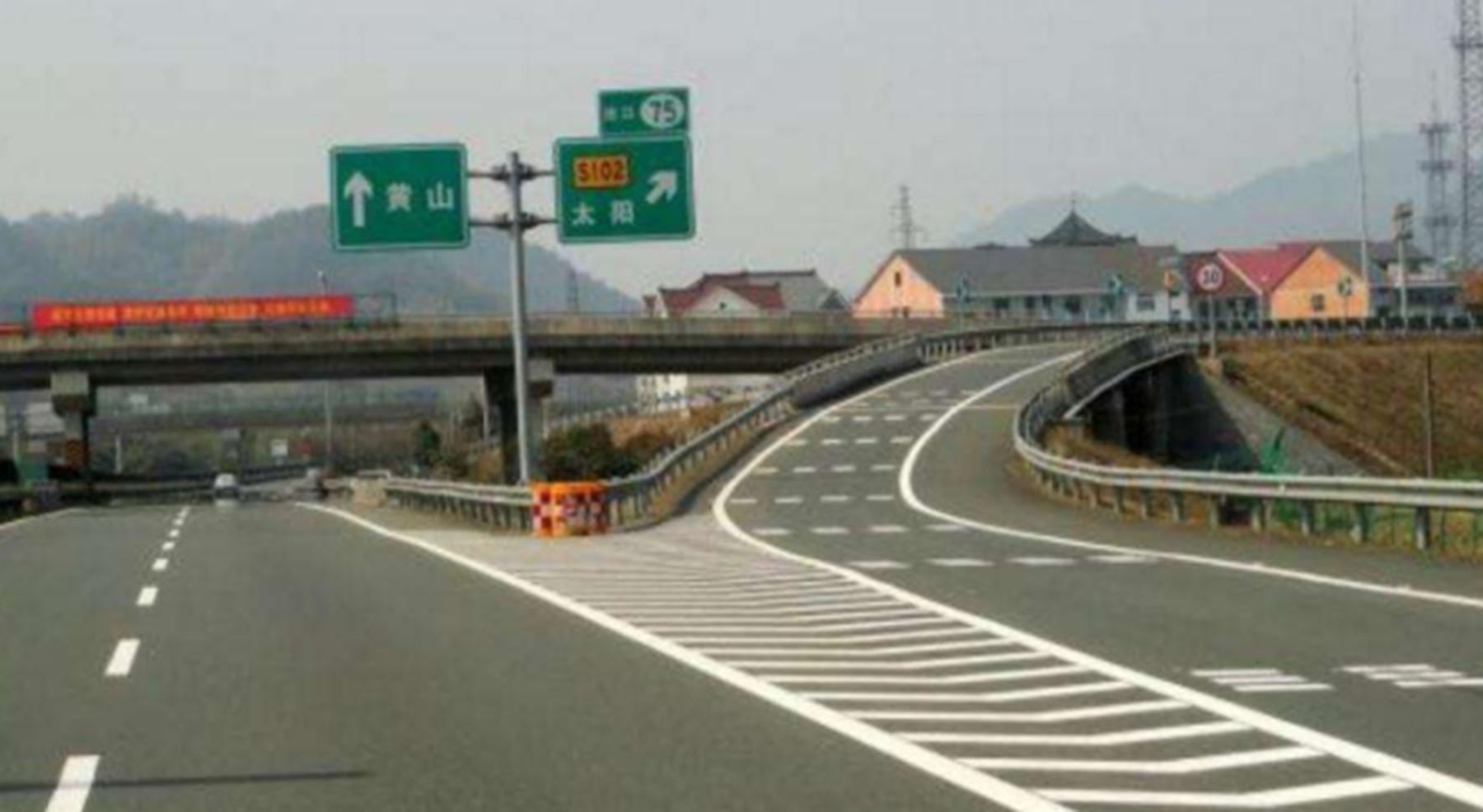 在高速上没油打哪个电话救援,车在高速上行驶没油了怎么办