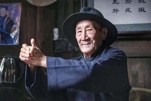 傻儿司令前半生毁誉参半，1937年周恩来对他说了什么，点醒了他？