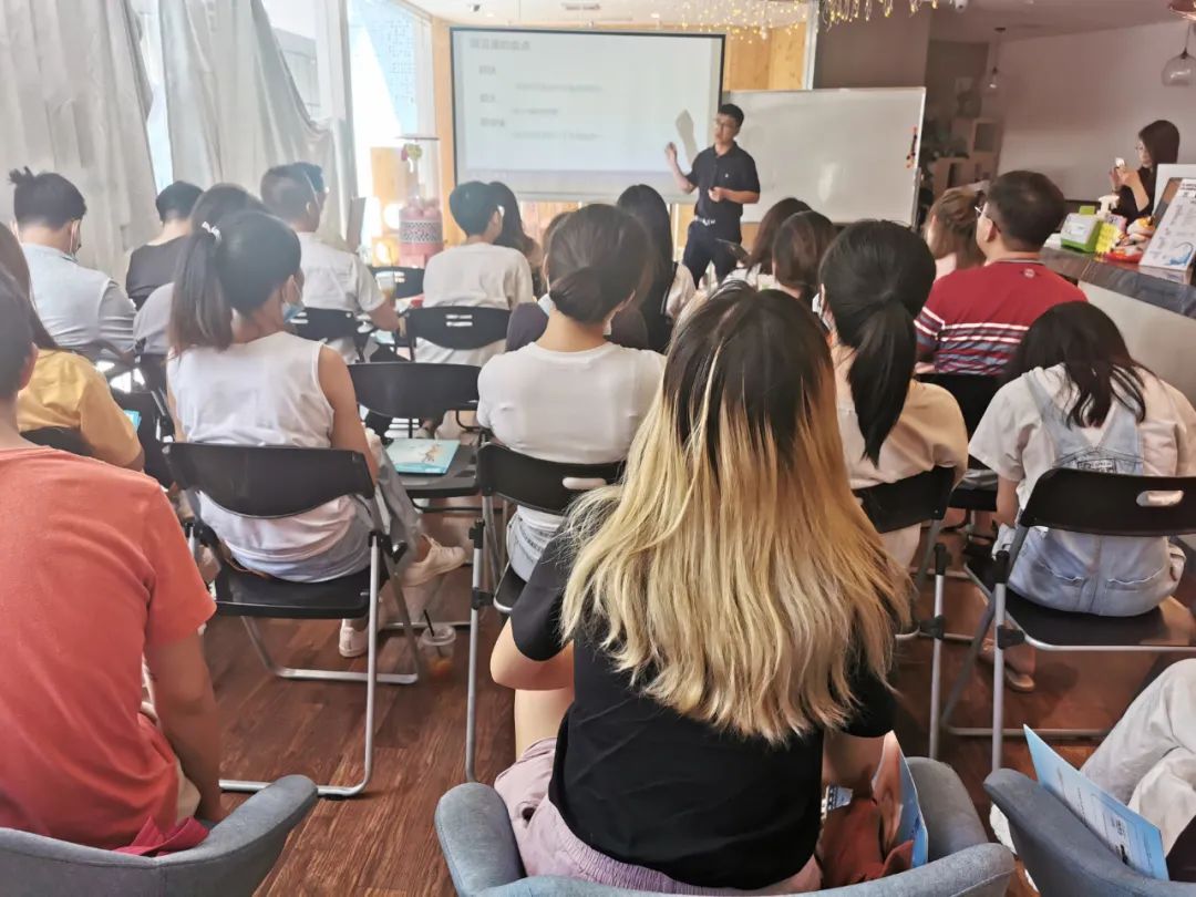 欢迎同行入内,这是一家为宠物店而开的宠物